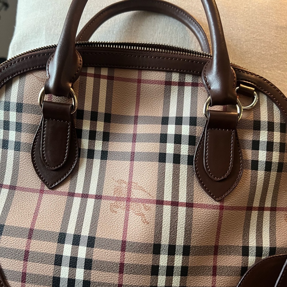 BEUTIFUL BURBERRY BAG - Picture 2 of 15